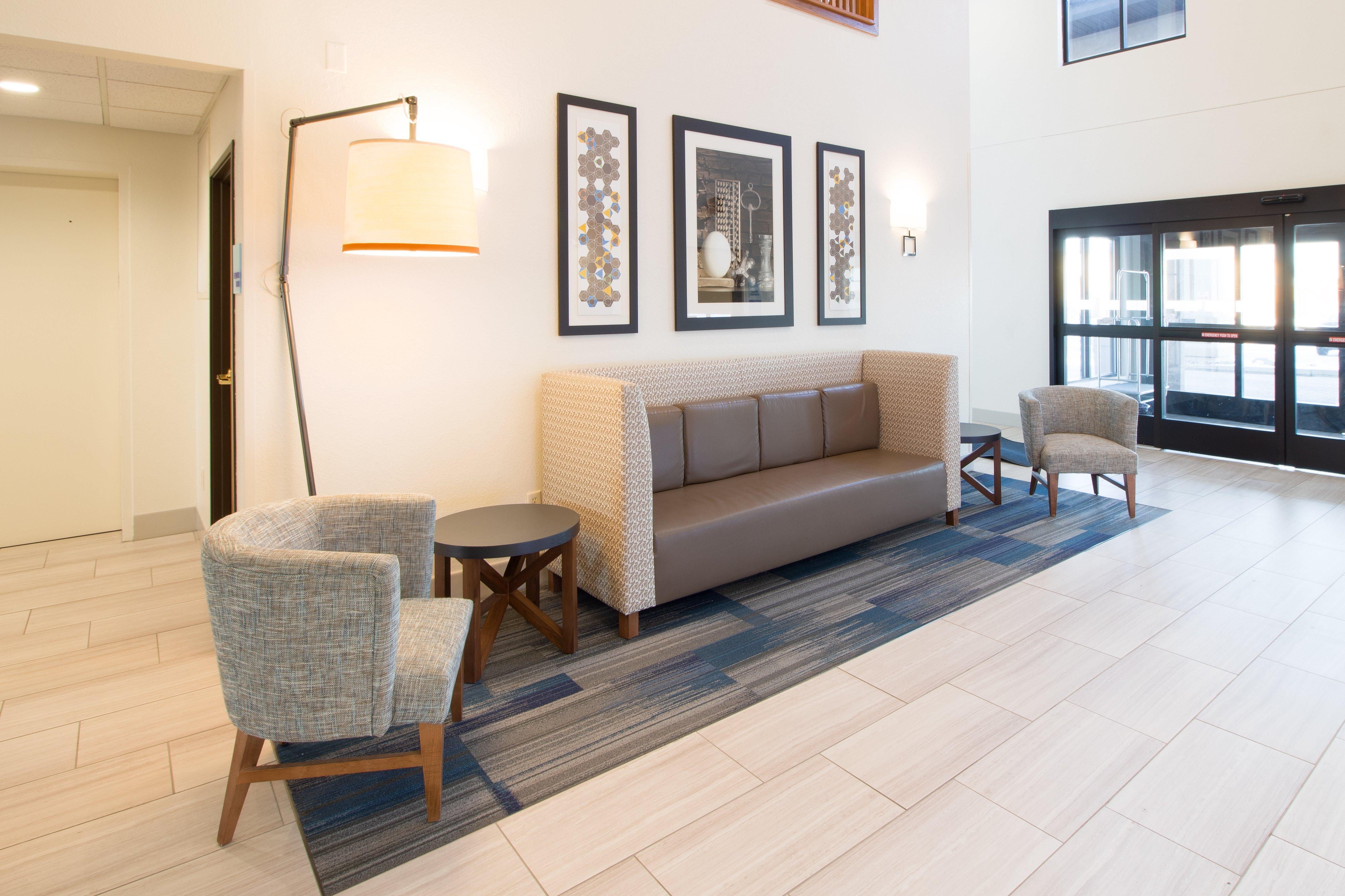 Holiday Inn Express & Suites - Worthington By Ihg Exterior foto