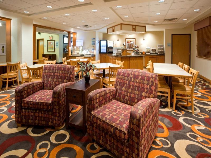 Holiday Inn Express & Suites - Worthington By Ihg Exterior foto