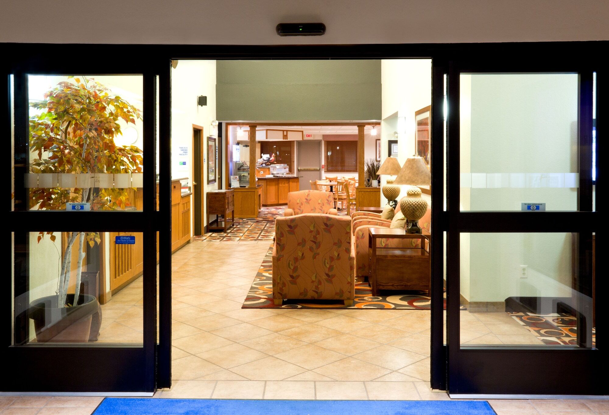 Holiday Inn Express & Suites - Worthington By Ihg Exterior foto